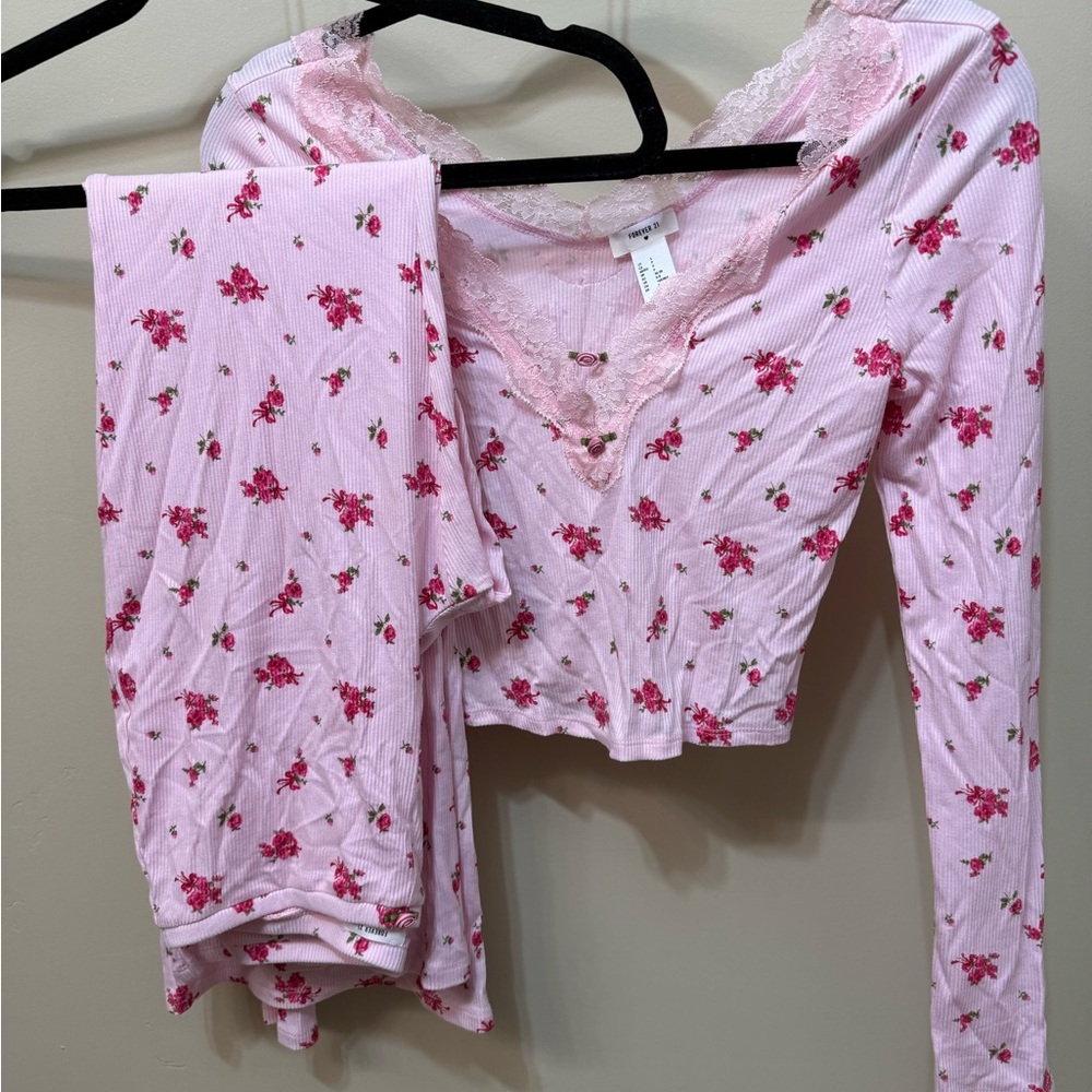 Floral Pink Lace-Trimmed Sleepwear Set
